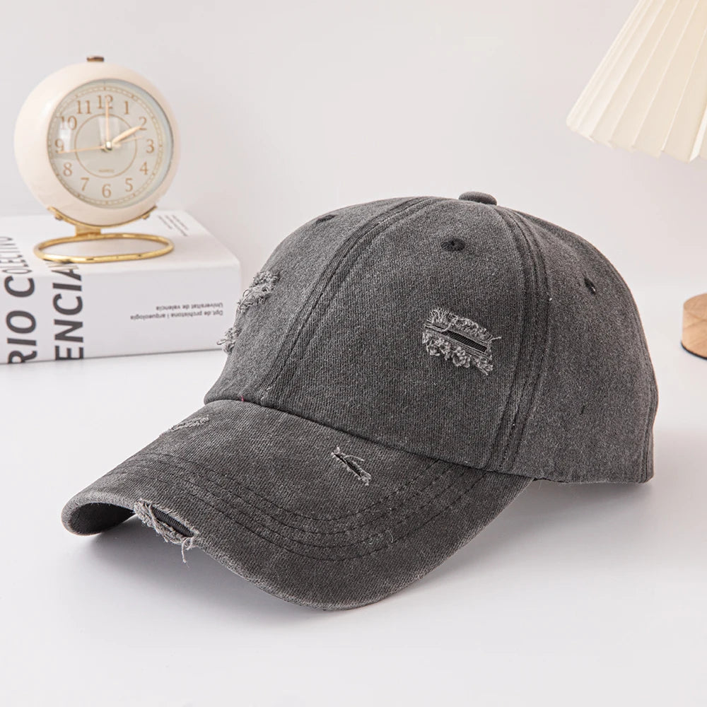 Hole style baseball cap: Fashionable, retro-style cap with cool tearing details. Suitable for casual wear, streetwear or daily c