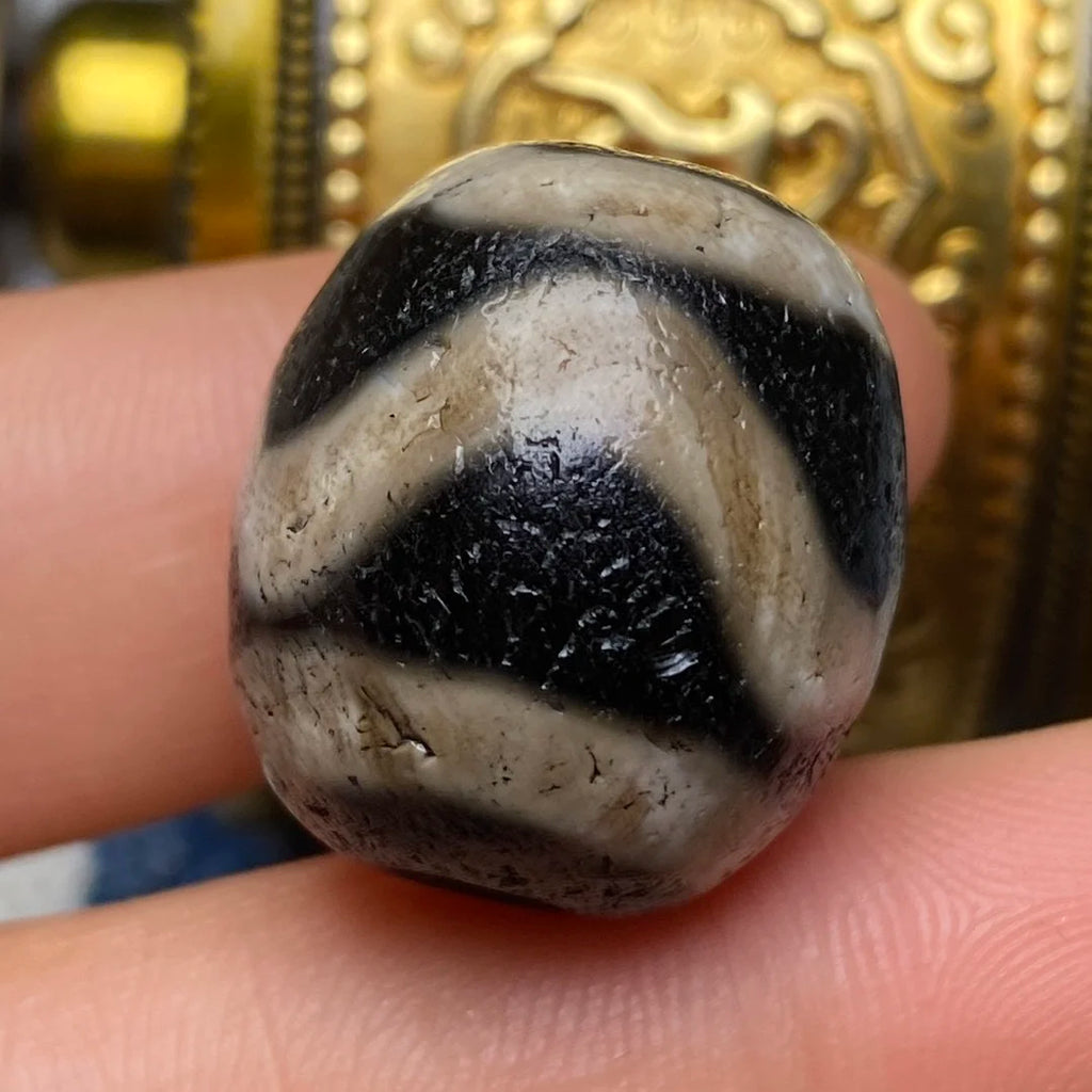 Tibet Dzi Tibetan area reflux old material, high oil pulp pendant necklace to ward off evil spirits, collectibles, high quality