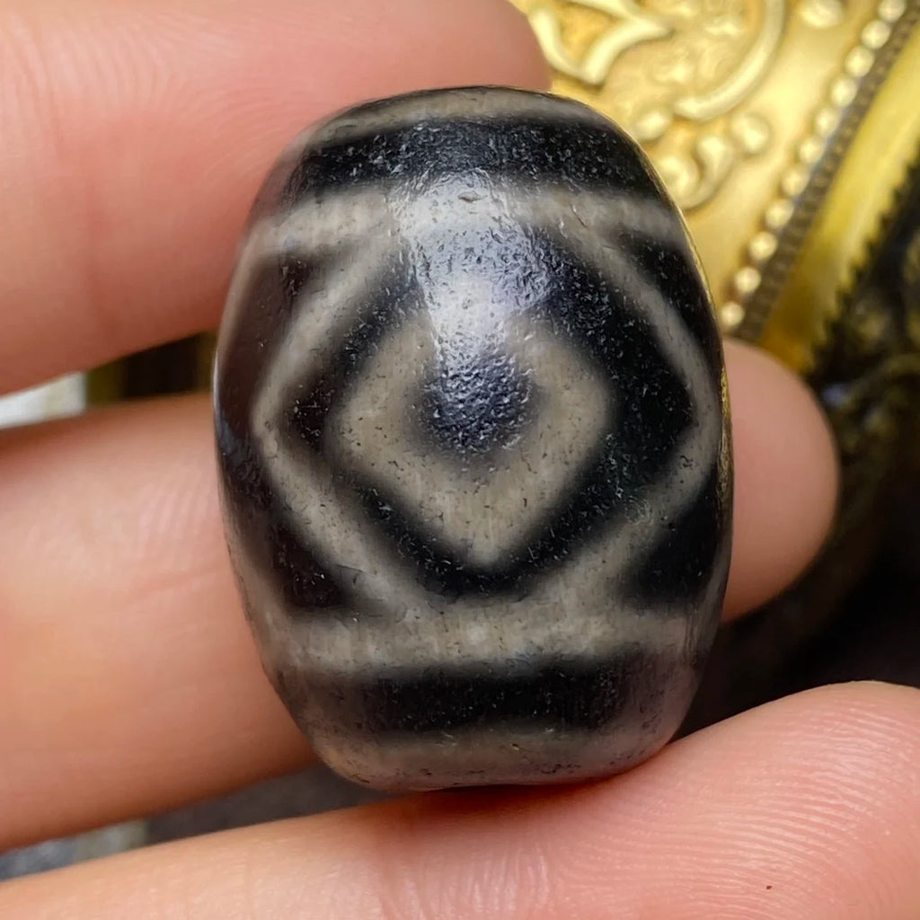 Tibet Dzi Tibetan area reflux old material, high oil pulp pendant necklace to ward off evil spirits, collectibles, high quality