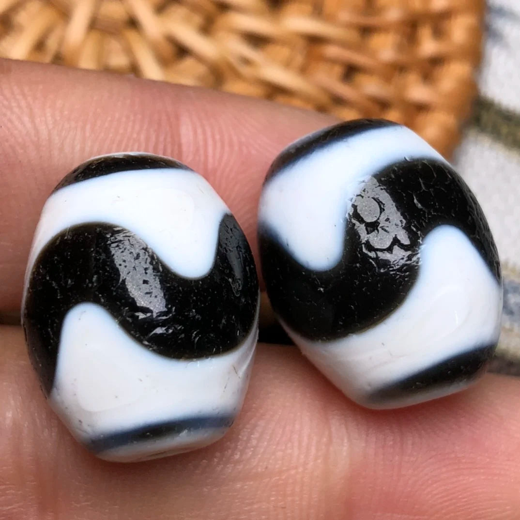Tibet Dzi Tibetan area reflux old material, high oil pulp pendant necklace to ward off evil spirits, collectibles, high quality