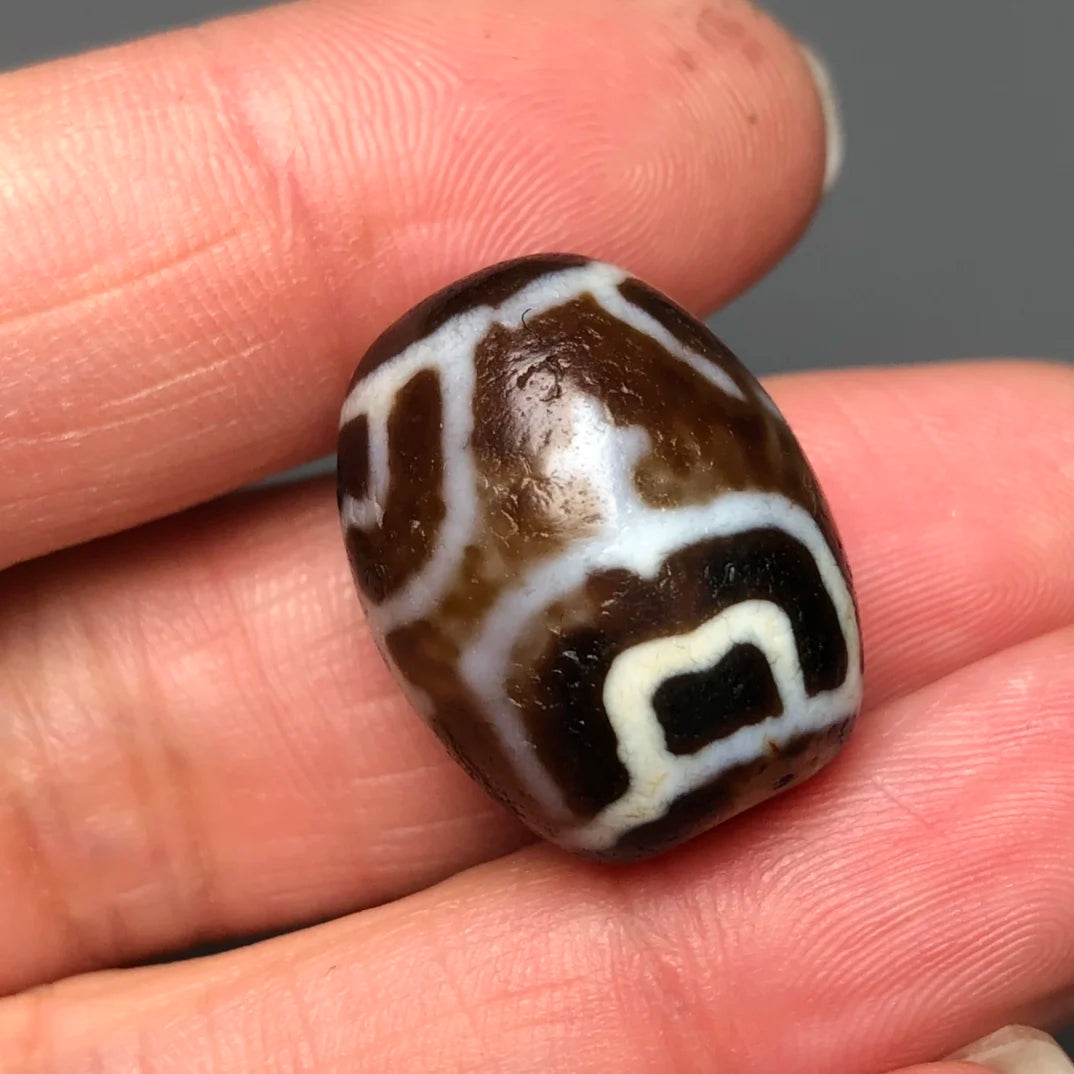 Tibet Dzi Tibetan area reflux old material, high oil pulp pendant necklace to ward off evil spirits, collectibles, high quality